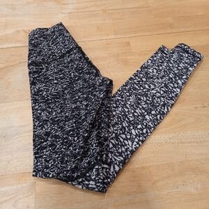 Black and white crackle patterned Lululemon leggings.size 4